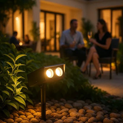 Soldriven LED Spotlight – Justerbar Zoom, RGB & Varmvitt, IP65 för Trädgård och Uteplats